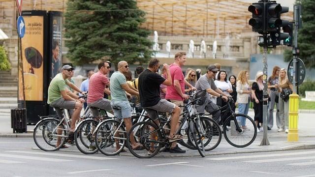 高雄輕軌上下車都要刷卡嗎？